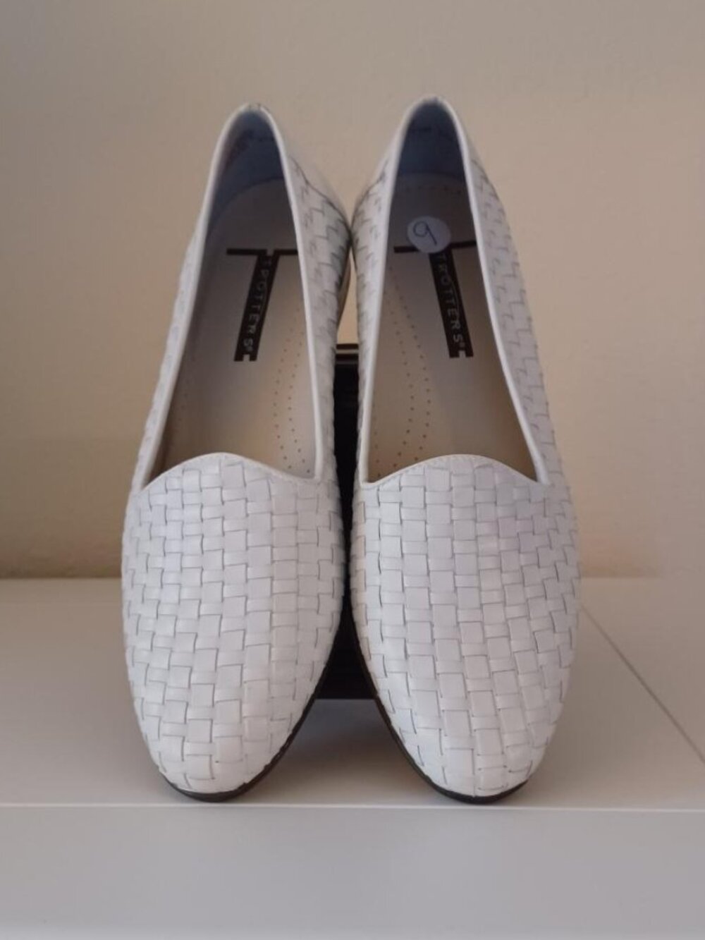 EUC Trotters "Liz" White Basket Weave Leather Loafers Size 9